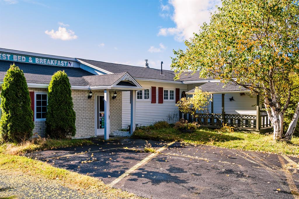 Turn Key Bed and Breakfast, FULL FURNISHED! 131 North West Rd